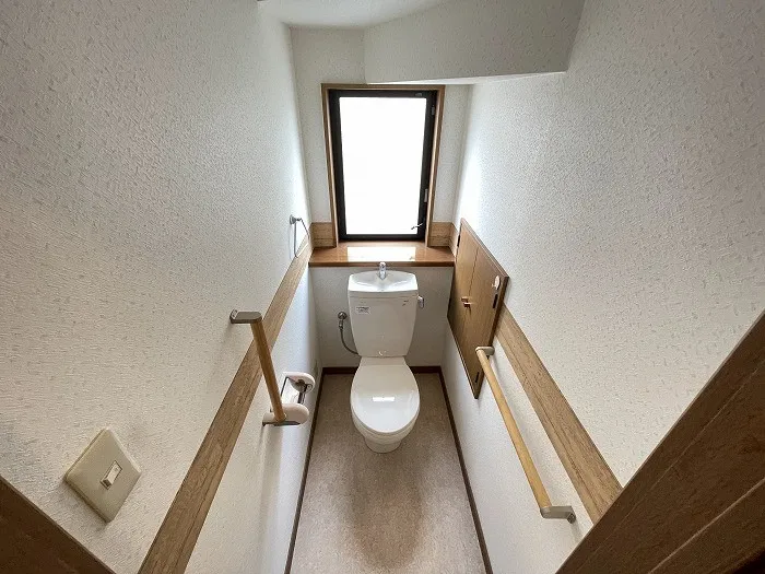1階トイレです。トイレは各階にございます。