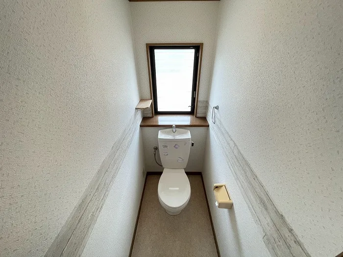 2階トイレです。朝の忙しい時間帯もトイレが各階にあるので便利です。