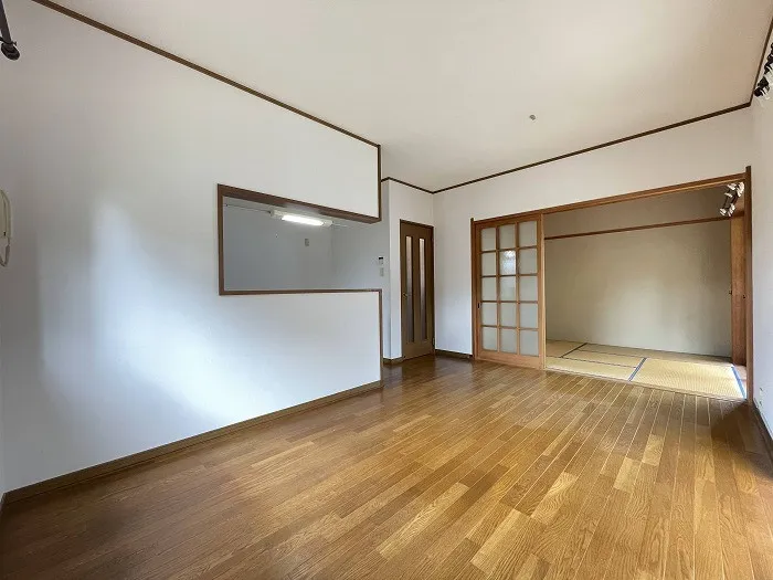 1階のLDK約13帖です。南向きの2面採光となっており明るく心地よくお過ごしいただける空間です。