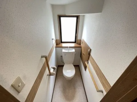 1階トイレです。トイレは各階にございます。