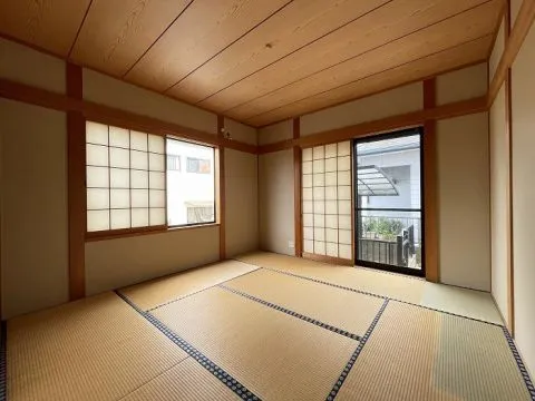 1階東側和室8帖です。南側東側の2面採光で明るい室内になっています。