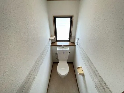 2階トイレです。朝の忙しい時間帯もトイレが各階にあるので便利です。