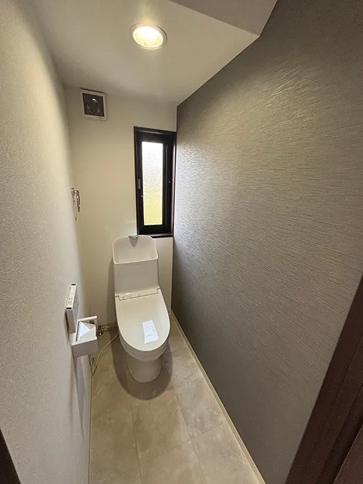 1階トイレです。トイレは各階にございます。新品交換済みです。