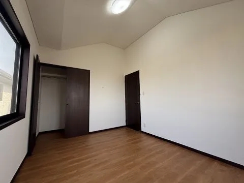 2階の約6帖の洋室です。2面採光の明るいお部屋です。お子様のお部屋としてもおすすめです。