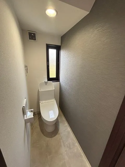 1階トイレです。トイレは各階にございます。新品交換済みです。