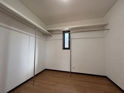 2階の納戸です。季節ごとのお洋服はもちろん、キャリーバッグなど普段は使わない大きな荷物もたっぷり収納できます。