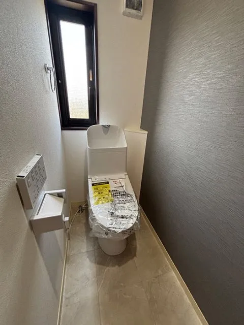 2階のトイレです。各階にございますので、2階を寝室にしていても階段の上り下りが無く便利です。