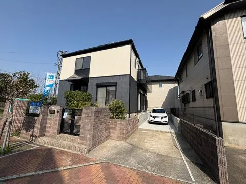 現地外観です。駐車場増設を行っておりますので、縦列駐車ですが2台駐車可能です。