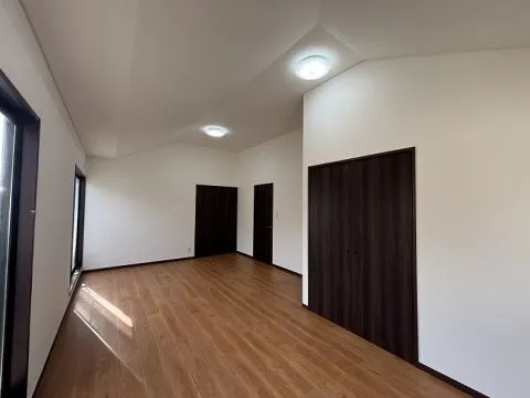2階の約13帖の洋室です。広々とした開放的なお部屋です。お住まいになられる人数によっては部屋を2つに分ける追加リノベーションを行うこともおすすめです。