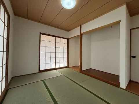 約6帖の和室です。落ち着いた和の空間でほっと一息。広縁もついており、室内干しや趣味の作業スペースとしても使用できます。