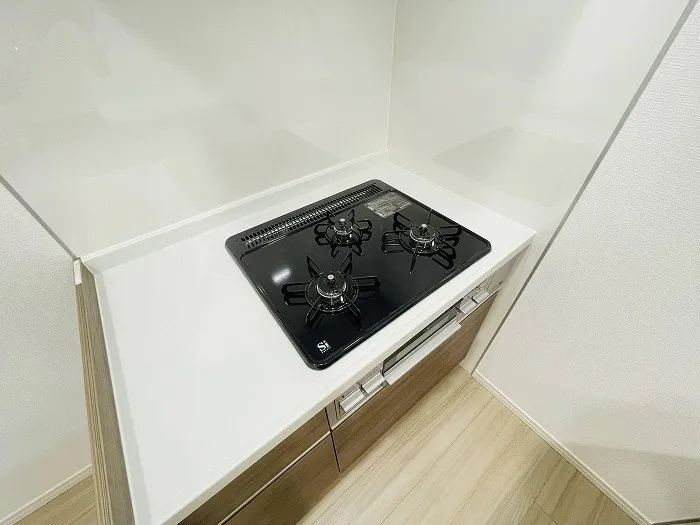 コンロは3口コンロになっており同時調理が可能です。作業スペースも確保されているのが嬉しいですね。