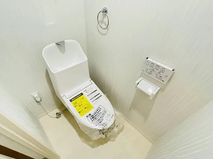 トイレも新品交換済みです。白を基調とした清潔感のあるトイレになっております。
