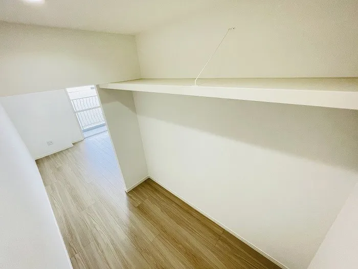 約6帖の洋室のウォークインクローゼットです。シンプルな内装になっておりますのでお好きな家具や収納棚を設置可能です。自分らしさのある収納スペースが作れます。