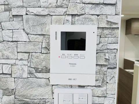 モニター付きインターホンも新規交換済みです。来客時に相手の確認が出来るので防犯の面でも安心感があります。