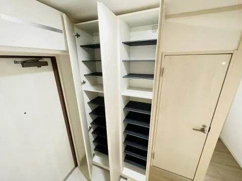 玄関です。シューズボックスは1足ずつ収納できるようになっておりまして散らからず綺麗に収納できます。
