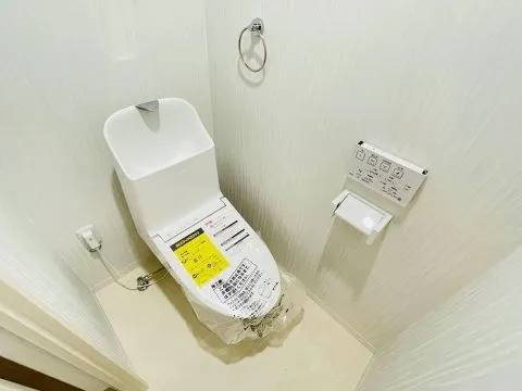 トイレも新品交換済みです。白を基調とした清潔感のあるトイレになっております。