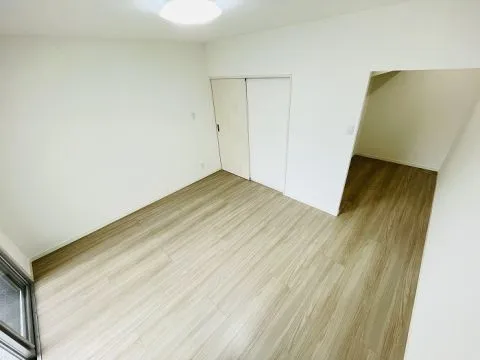 約6帖の洋室です。ウォークインクローゼットが付いています。お洋服はもちろん大きな荷物も収納出来てお部屋を広く使うことが出来ます。