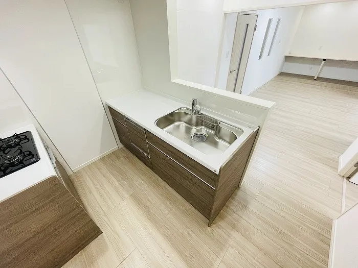 キッチンはシンクとコンロがわかれているタイプで、移動が少なく効率よく家事をすることが出来ます。