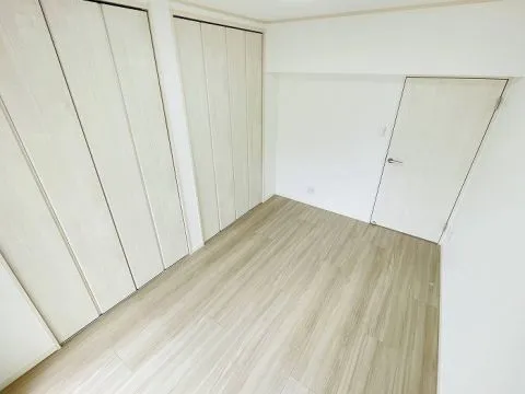 約6帖の洋室です。こちらは壁一面にクローゼットがございます。バルコニーからあたたかな陽ざしの入る明るいお部屋で、お子様のお部屋としてもおすすめです。