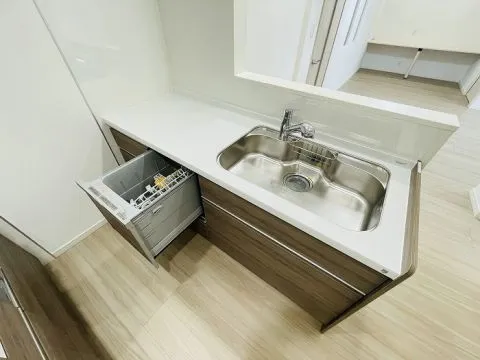 キッチンはシンク側に食器洗浄乾燥機が付いており家事の負担を軽減してくれます。手が荒れやすい方にもおすすめです。