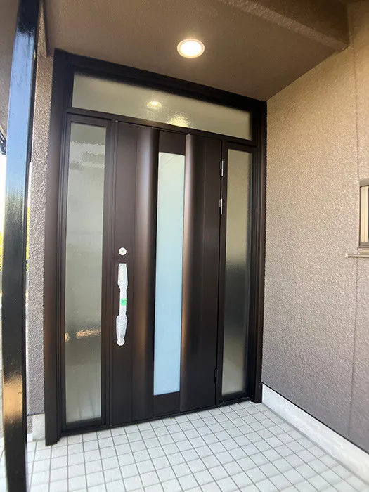 玄関入口です。玄関扉は新規交換済みです。爽やかな気持ちで出入りできそうですね。
