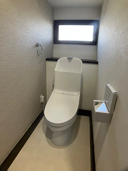 1階トイレです。トイレは各階にございます。窓付きで換気しやすく明るいです。