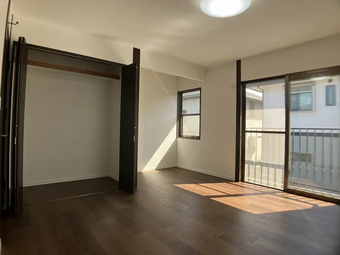 2階の約9帖の洋室です。ウォークインクローゼット付きのお部屋になります。別でクローゼットもついておりますので収納力も高くお部屋を広く使えます。ご家族の主寝室にもおすすめです。