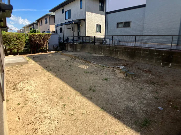 お庭です。広々としており、ガーデニングやBBQなど楽しむことが出来ます。夏はお子様のプール遊びなども楽しめそうですね。