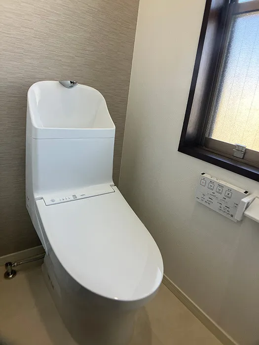 2階トイレです。こちらも窓付きで換気しやすく明るいです。忙しい朝の時間帯もトイレが2カ所あるのでスムーズです。