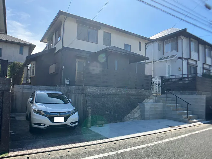 駐車場は増設しておりまして、L字型に2台駐車可能です。外壁塗装・屋根塗装も行っておりますので綺麗になっております。