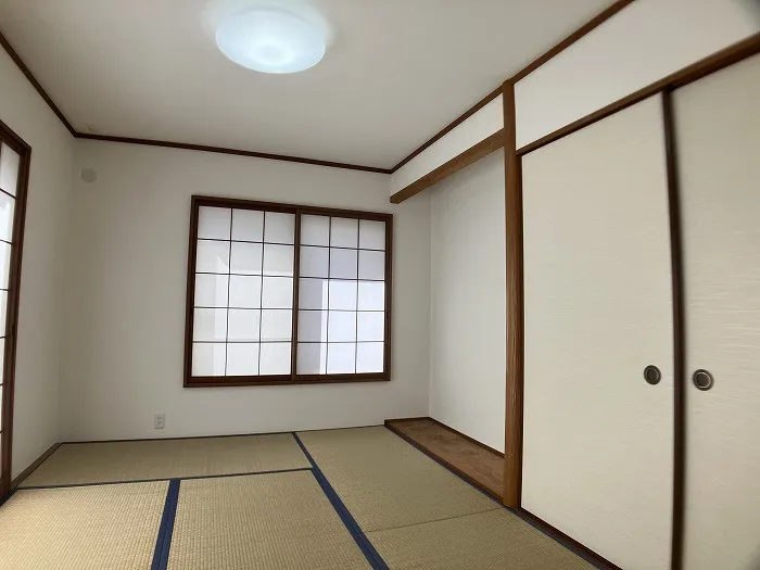 約6帖の和室です。心地よい畳の香りで癒されます。お子様の遊び場としても柔らかい畳なら安心です。