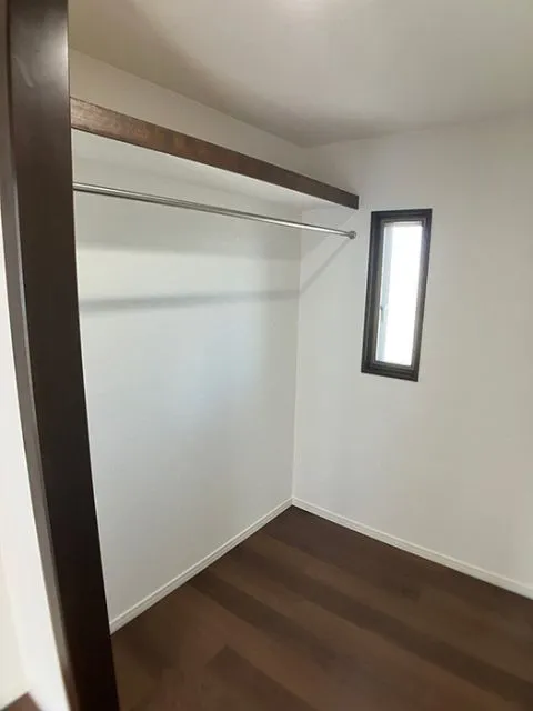 約9帖洋室のウォークインクローゼットです。採光窓もついており明るさがあります。お洋服はもちろん、大きな荷物も収納できます。