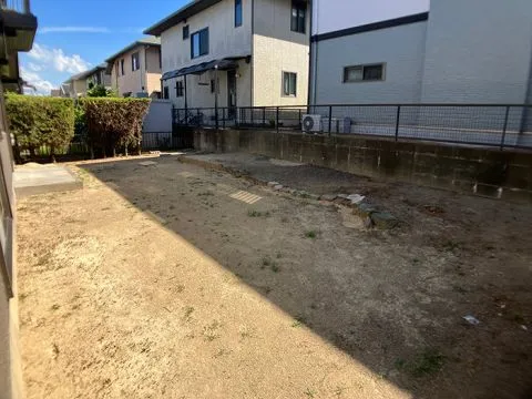 お庭です。広々としており、ガーデニングやBBQなど楽しむことが出来ます。夏はお子様のプール遊びなども楽しめそうですね。