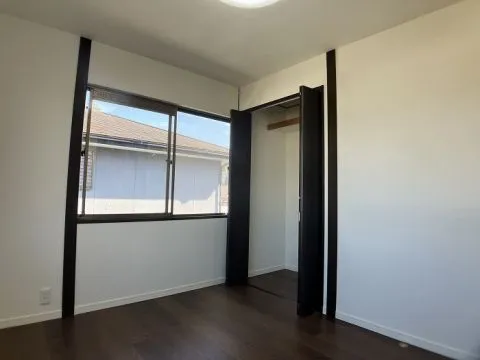 2階の約5帖の洋室です。こちらも2面採光のお部屋で風通し良く過ごしやすいお部屋となっております。お子様のお部屋としてもワークスペースとしてもおすすめです。