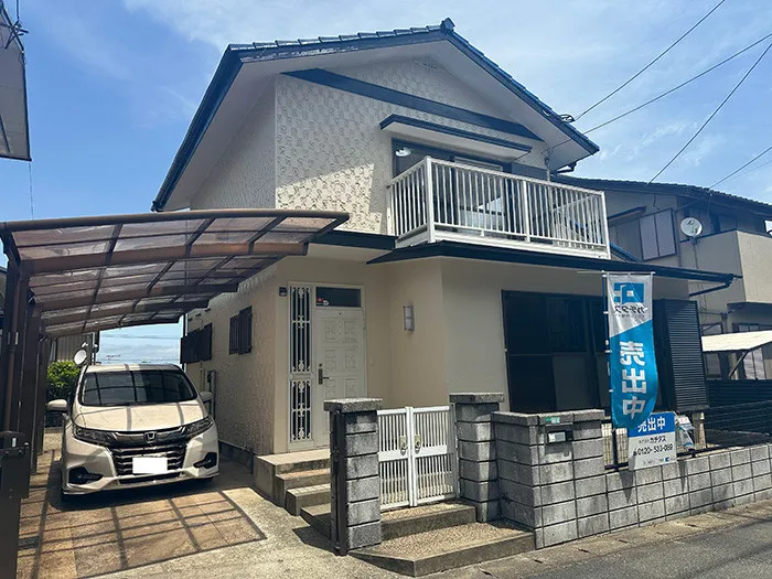 駐車場は縦列2台可能です。南側道路に面しており陽当たり良好です。