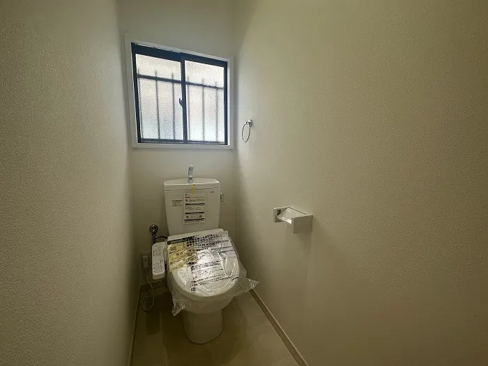 トイレは新品交換済みです。白を基調とした清潔感のあるトイレです。窓が付いており換気もしやすいです。