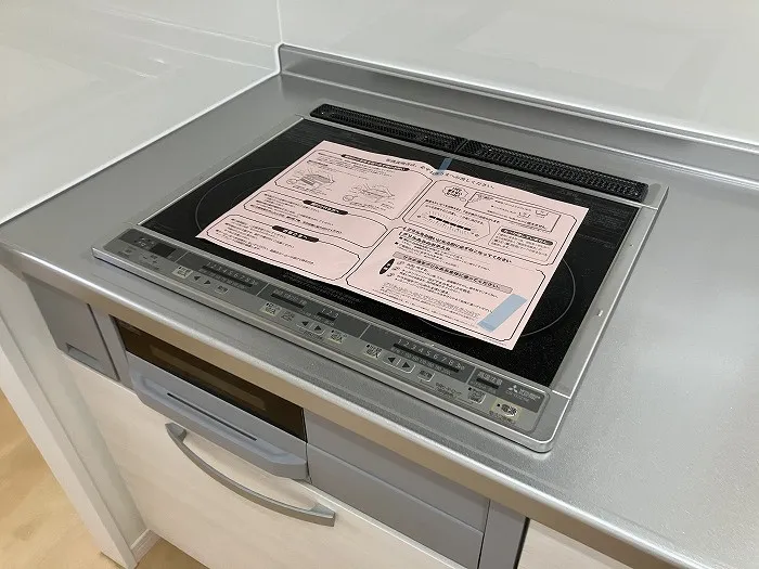 コンロは新品交換済みのIHクッキングヒーターです。お掃除も簡単で火も使わないので火事の心配も少ないです。