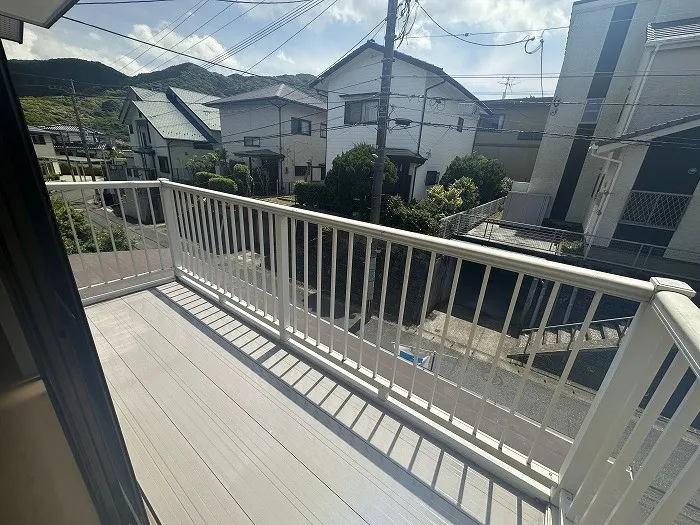 2階のバルコニーです。南側の道路に面しており陽当たりは良好です。家庭菜園などをするのにもぴったりなスペースです。