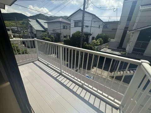 2階のバルコニーです。南側の道路に面しており陽当たりは良好です。家庭菜園などをするのにもぴったりなスペースです。