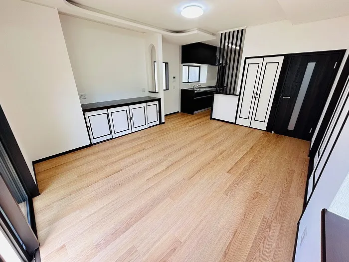LDKは約15帖です。白と黒のアクセントがお洒落なお部屋です。南向きの窓からはあたたかな光が入り心地よく過ごしていただけます。
