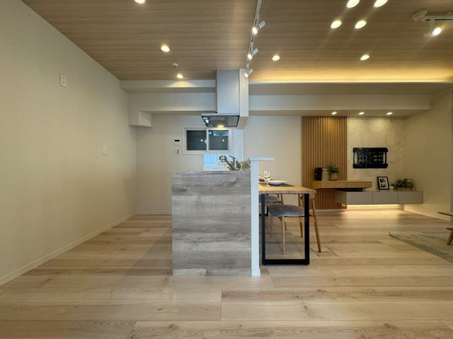 【ＬＤＫ】こだわりのフルリノベーションにて上質な住空間を実現。木質感あふれるＬＤＫとなっています。