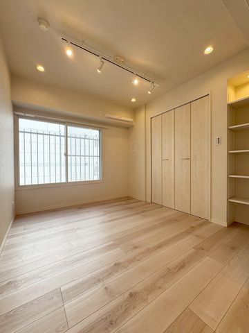 【洋室約４.９帖】角住戸のためどのお部屋にもしっかり採光を確保できているお住まいです。