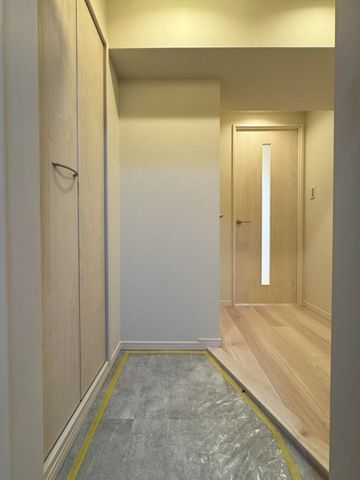 【玄関】扉を開けた瞬間から上質な住空間が広がります。優しい木の色合いで帰宅時にほっとできる玄関です。