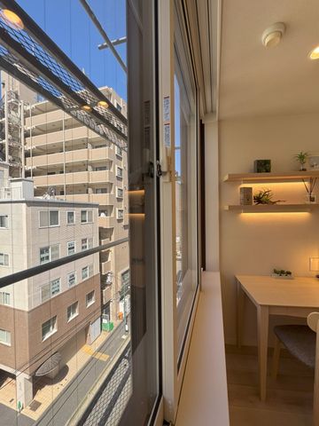 【室内】通りに面した窓にはインナーサッシを新規設置。断熱性、遮音性に配慮されたお住まいです。