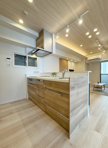 【キッチン】家族や来客との会話が弾むオープンキッチン。窓があるため、換気に便利です！