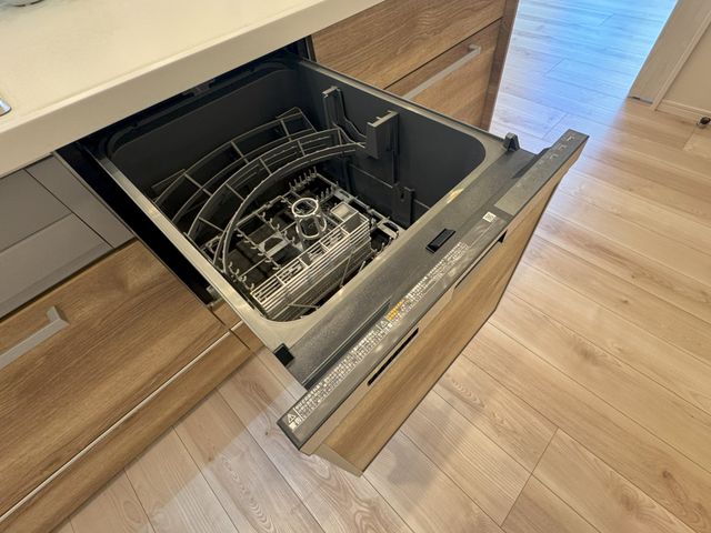 【食洗器】高温で強力な水流で洗うため、衛生面でのメリットがございます。