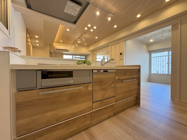 【キッチン】広々としたシンクや食洗器、浄水機能付水栓など、快適な毎日を支える機能が充実しています。