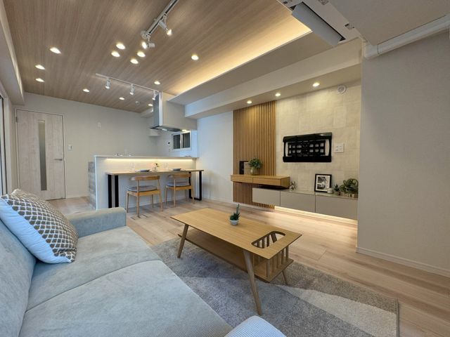 【リビング】１日の中で多くの時間を過ごすＬＤＫ。各種照明器具、新規エアコン１台設置済みです。