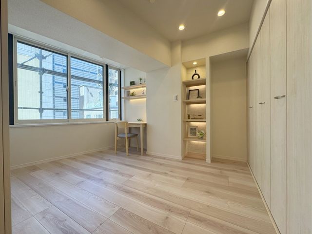 【洋室約６．０帖】リビング横の居室。お子様のお部屋や書斎など、ライフスタイルに合わせてご活用下さい。