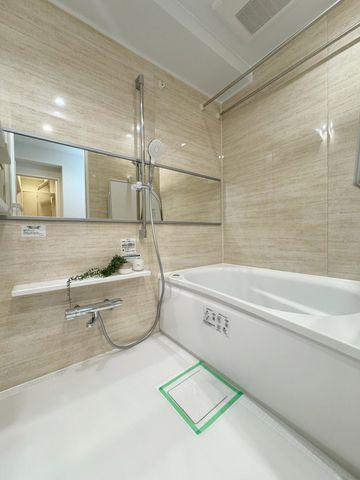 【浴室】新設のバスルームは明るく清潔感溢れる空間です。浴室乾燥機付きで雨の日や冬のお洗濯も安心！